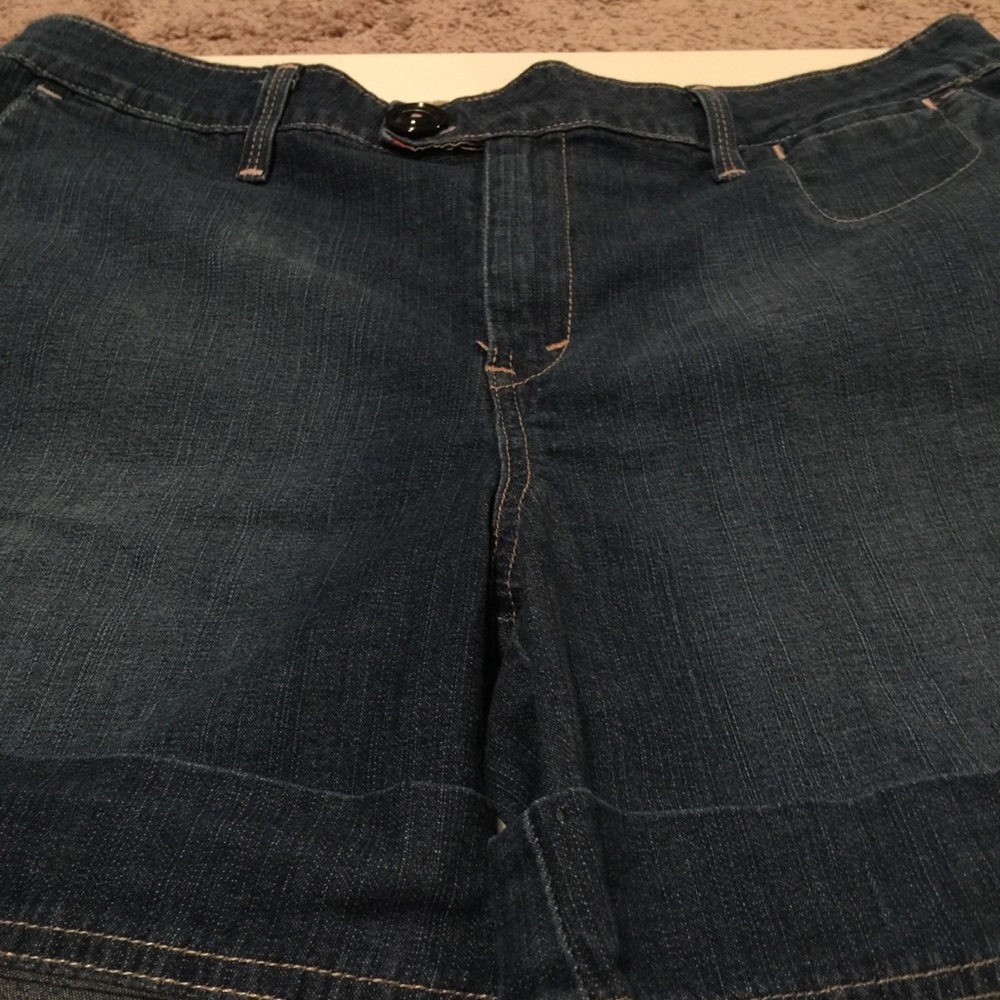 LEVI’S WOMEN’S VINTAGE SHORT JEANS